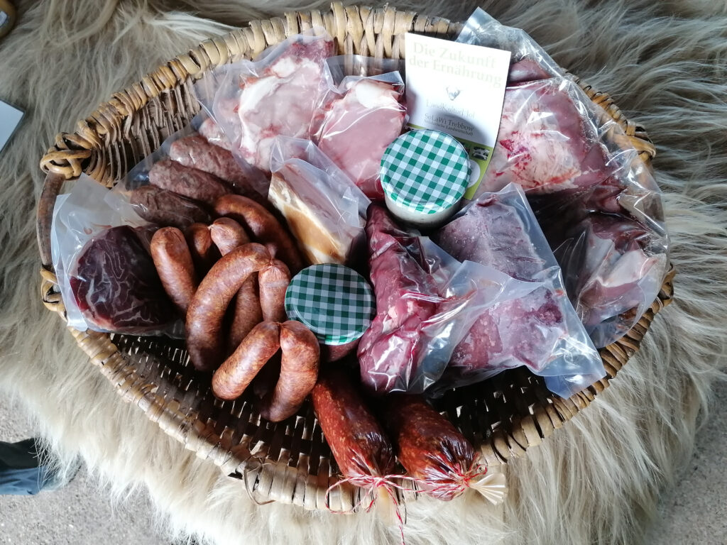 Ein Korb voll mit Fleischprodukten